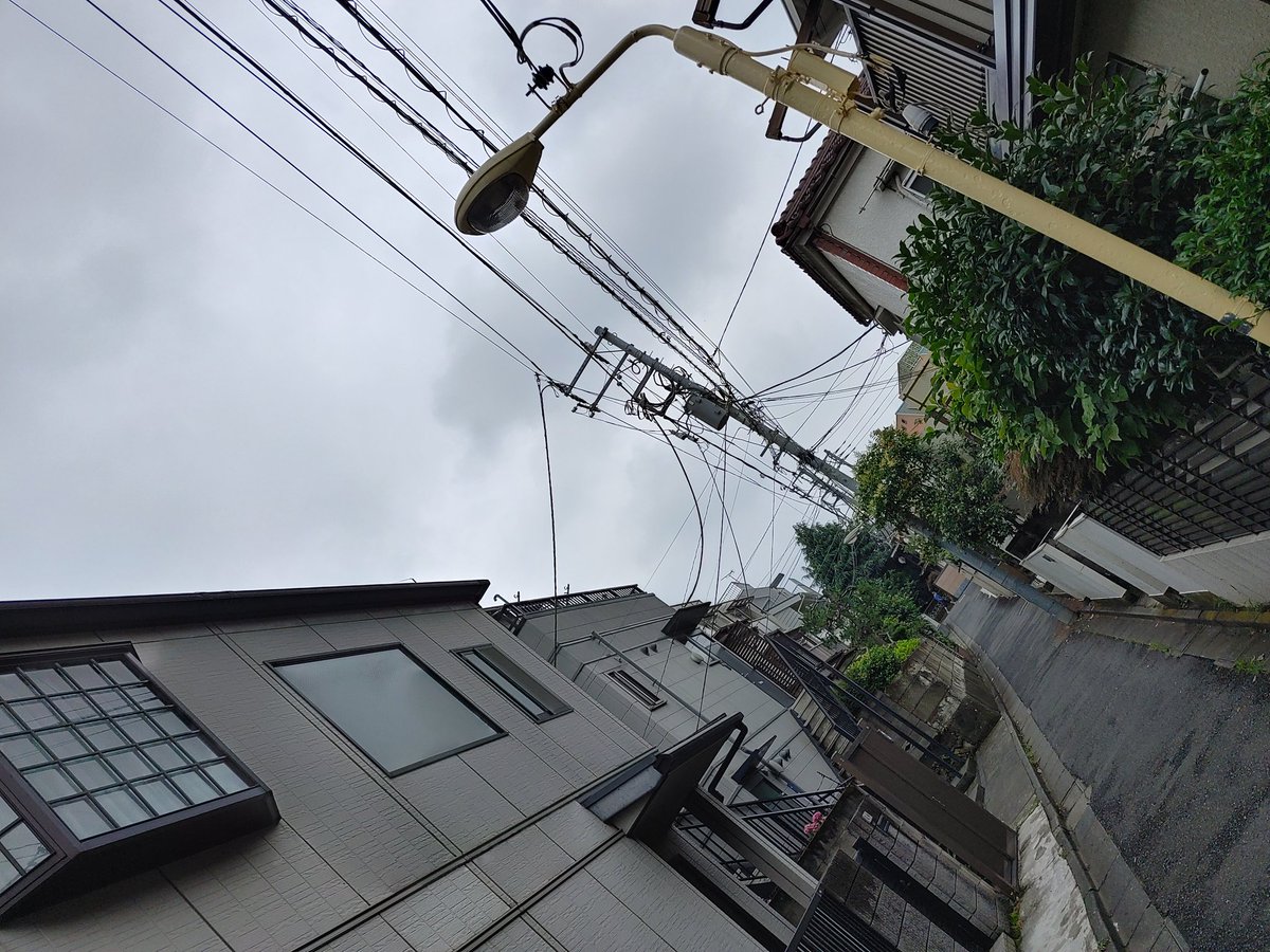 da_minced's tweet photo. なかなかにどんより空であるのを眺めながら、カレーの仕込みに勤しむ。

重たい体がスパイスの香りに反応するのを感じると、カレーってすごいなと思ったりするのです。

今日の焼きカレーは舞茸と大根を添えて。

ダミンチはじまります！

#幡ヶ谷ランチ 
#焼きカレー https://t.co/k4cIg66h0r