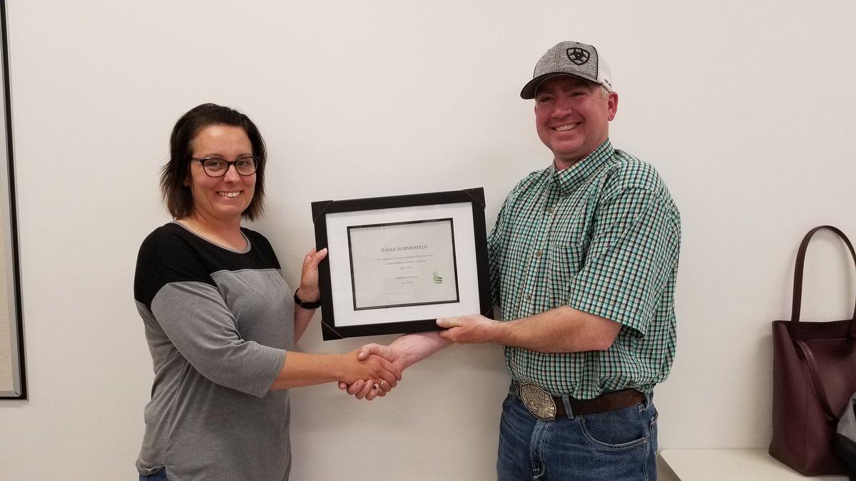 Many thanks to retiring <a href="/saskforage/">Saskatchewan Forage</a> directors @JillianBainard and Sarah Sommerfeld. We'll miss you both! President <a href="/Ninch11/">Mark McNinch</a> presenting to Sarah.