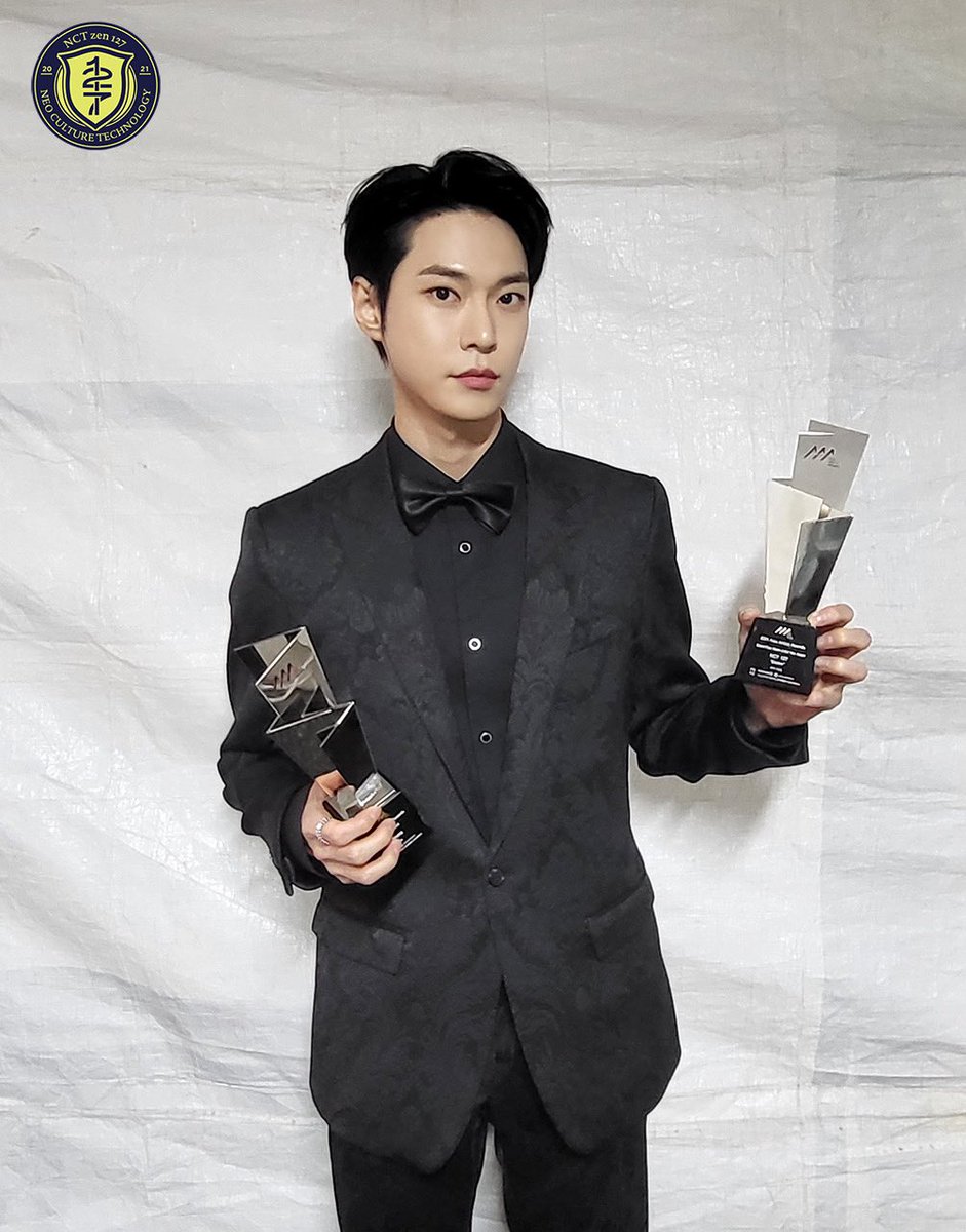 211203 

AAA 포커스 배우 부문 수상 DOYOUNG 🏆
AAA 올해의 앨범 대상 NCT 127 🏆