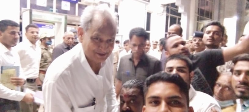 BHARATSU94's tweet photo. स्कूल व्याख्याता भर्ती 2022 की आवेदन तिथि बढ़ाने को लेकर मुख्यमंत्री महोदय को ज्ञापन दिया गया@ रातानाडा जोधपुर
@ashokgehlot51 @RPSC1 @DrBDKallaINC @GovindDotasra @SachinPilot @AslamChopdar11 @TheUpenYadav @irabose11 https://t.co/xMGoIUv2FA
