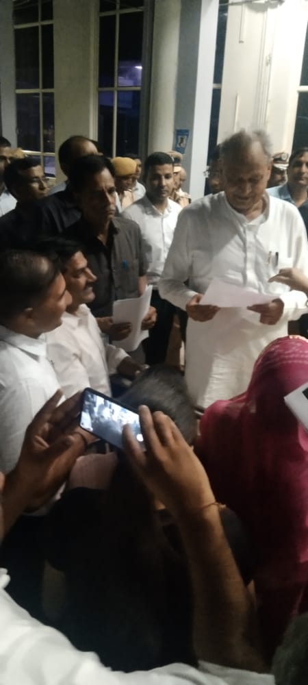 BHARATSU94's tweet photo. स्कूल व्याख्याता भर्ती 2022 की आवेदन तिथि बढ़ाने को लेकर मुख्यमंत्री महोदय को ज्ञापन दिया गया@ रातानाडा जोधपुर
@ashokgehlot51 @RPSC1 @DrBDKallaINC @GovindDotasra @SachinPilot @AslamChopdar11 @TheUpenYadav @irabose11 https://t.co/xMGoIUv2FA