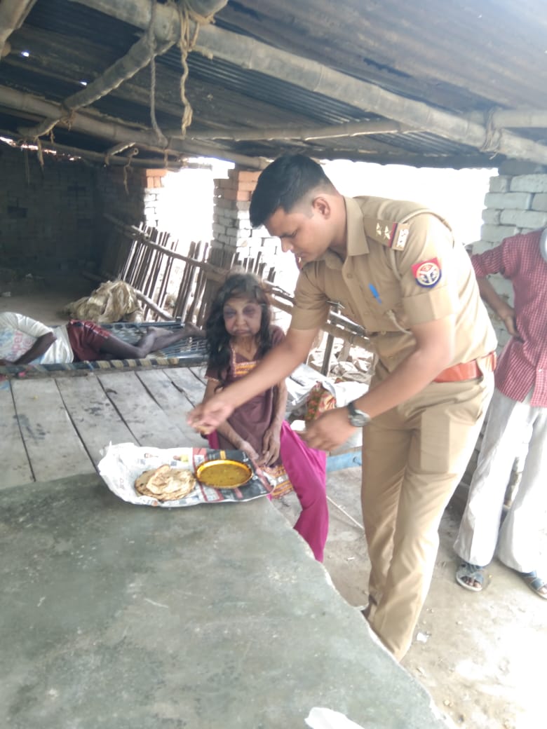 harendra2890's tweet photo. #UPPolice- @KanpurOuterpol के थाना विधनू पर तैनात SIUT @harendra2890 डियूटीकर रहे थे तभी सड़क के किनारे से आवाज आयी "बेटा बहुत भूख लगी है,खाने को कुछ मिलेगा" देखा कि एक असहाय वृद्धा जो काफी भूखी थी के लिये तत्काल खाना लेकर आये एवं उसे अपने हाथों से खाना खिलाया एवं पानीपिलाया गया। https://t.co/IuwdicEEKG