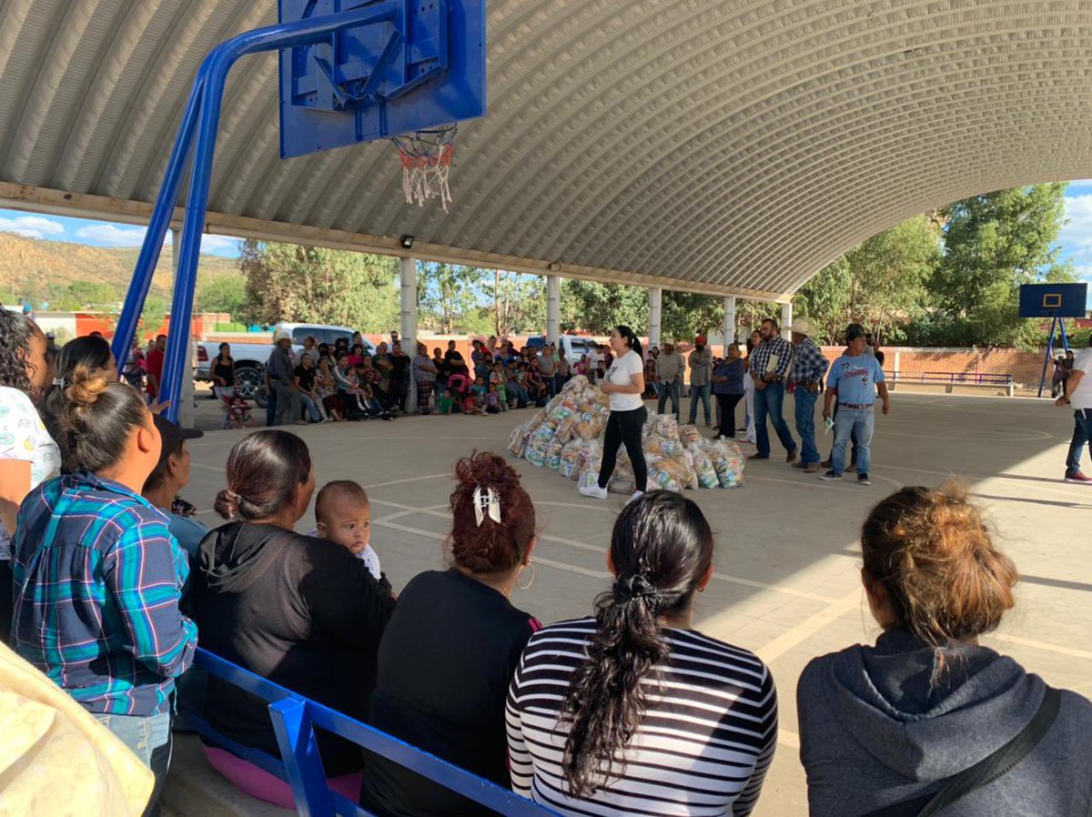 Angela_RojasR's tweet photo. Muy agradecida, visité a las familias de Carranza y Flores Magón, para reiterar mis compromisos. ¡No les voy a fallar! POR AMOR A CANATLÁN💚 https://t.co/cRdZ8F8eZD