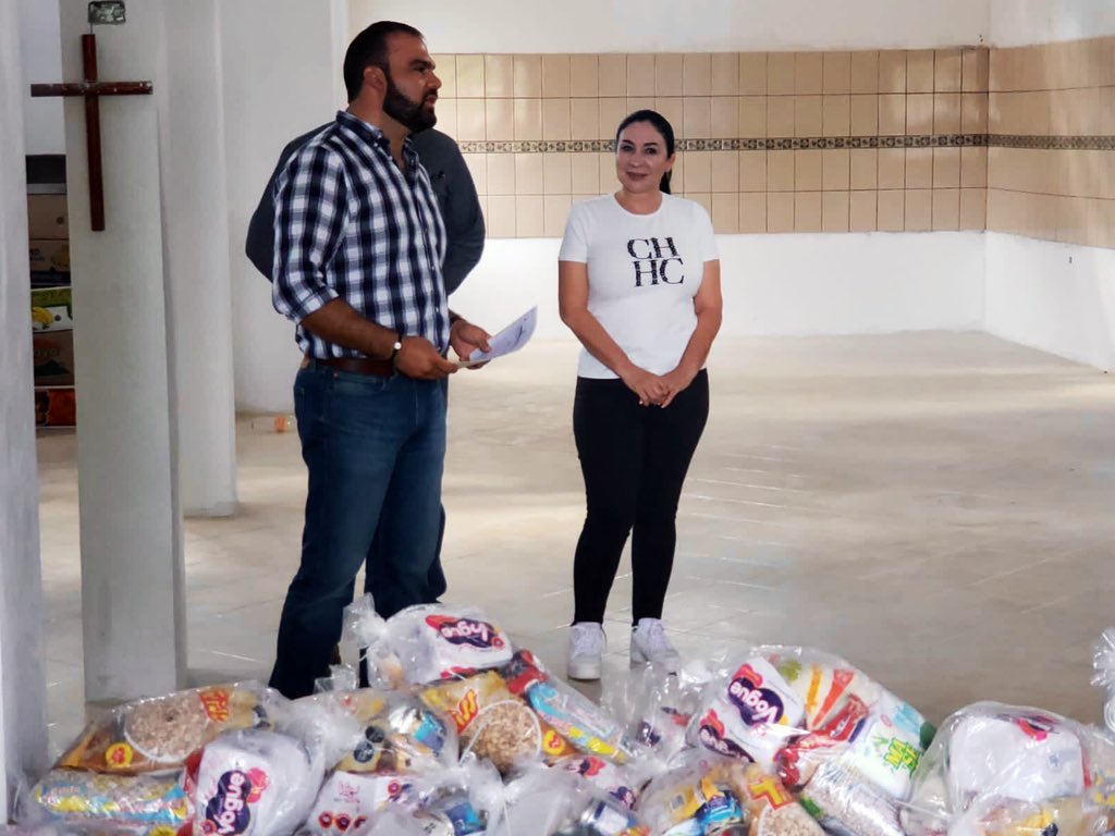 Angela_RojasR's tweet photo. Muy agradecida, visité a las familias de Carranza y Flores Magón, para reiterar mis compromisos. ¡No les voy a fallar! POR AMOR A CANATLÁN💚 https://t.co/cRdZ8F8eZD