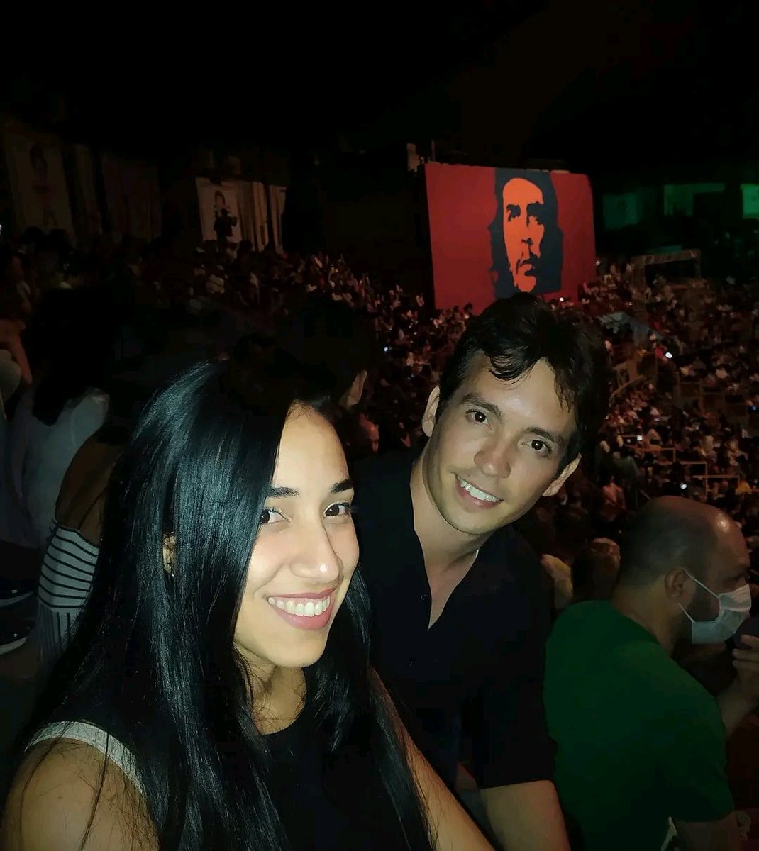 ElNecio_Cuba's tweet photo. Imágenes desde el concierto de @pmilanesoficial. Un entorno de emociones: sonrisas, carteles, luces, cantos, el Che, los selfies...Hoy estamos unidos en un mismo sentimiento: #CubaEsCultura y Pablo es y será siempre nuestro trovador 🇨🇺
@CubaEsCultura @liscuestacuba https://t.co/On8V8u5616