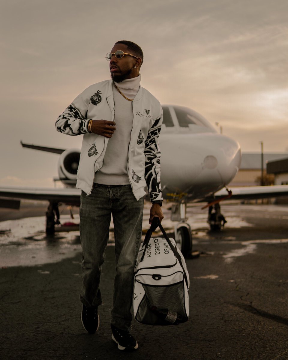 Catch #Flights, Not Feelings 😏 

#Flying can dry out your skin. Carry on the Resetter and apply as needed to keep your face looking fresh for #landing. 

getmademan.com/products/trial