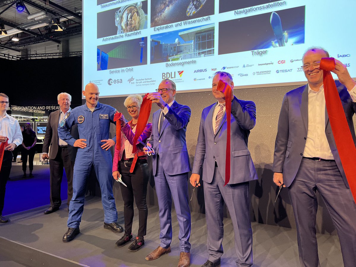 RT @DLR_de: Feierliche Eröffnung des #SpacePavilion auf der #ILA22: @AKPyzalla, @AschbacherJosef, Walther Pelzer und Marco Fuchs zerschneiden gemeinsam das rote Band. ✂️🟥 Die beiden @esa-Astronauten @astro_matthias & @Astro_Alex leisteten symbolische…