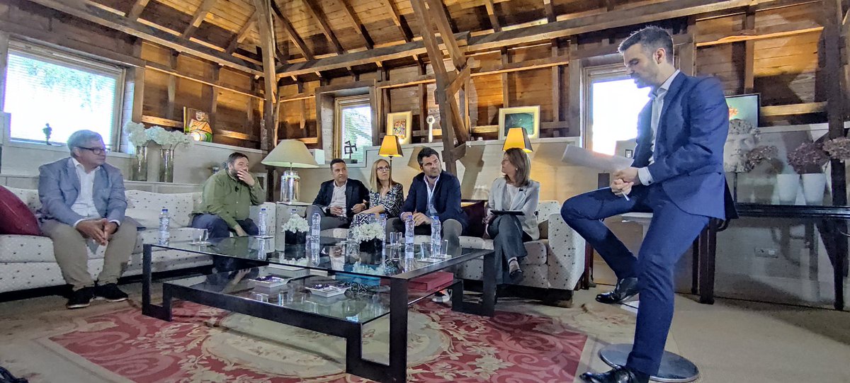 beconfluence's tweet photo. 👉🏻 @fasensi: “El #metaverso no existe. Existe como proceso evolutivo y habrá tecnologías que lo sustenten”
#mesaredonda @FUNDACIONPONS @PONS_IP https://t.co/YzYy749NP7