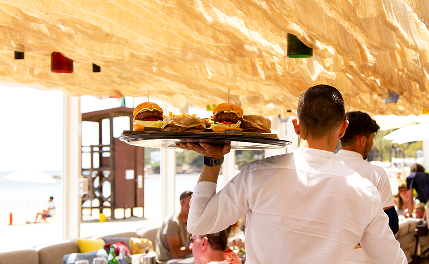 "Nous avons mis en place des périodes d’immersion pour faire découvrir les métiers de l'hôtellerie-restauration et organiser des formations" Nathalie Guibert directrice #RH de l'hôtel Le Byblos a anticipé ses recrutements pour la saison #AvecPôleEmploi 🔎pole-emploi.fr/region/provenc…