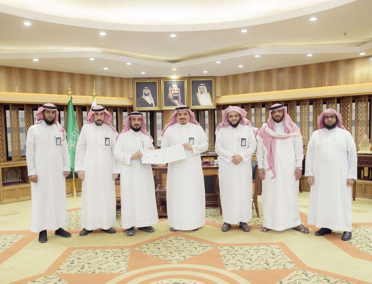 معالي رئيس #جامعة_القصيم يتسلم التقرير السنوي لأمانة الكراسي البحثية لعام 2021م،  بحضور سعادة وكيل الجامعة للدراسات العليا والبحث العلمي، وسعادة أمين الكراسي البحثية، وعدد من مشرفي الكراسي.