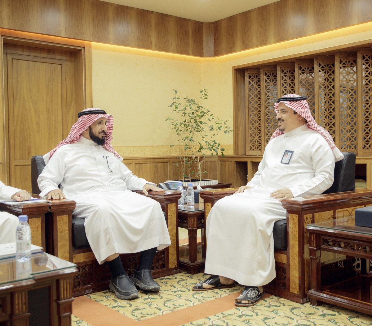 QassimUniv1's tweet photo. معالي رئيس #جامعة_القصيم يتسلم التقرير السنوي لأمانة الكراسي البحثية لعام 2021م،  بحضور سعادة وكيل الجامعة للدراسات العليا والبحث العلمي، وسعادة أمين الكراسي البحثية، وعدد من مشرفي الكراسي. https://t.co/bnA7vmtHXj