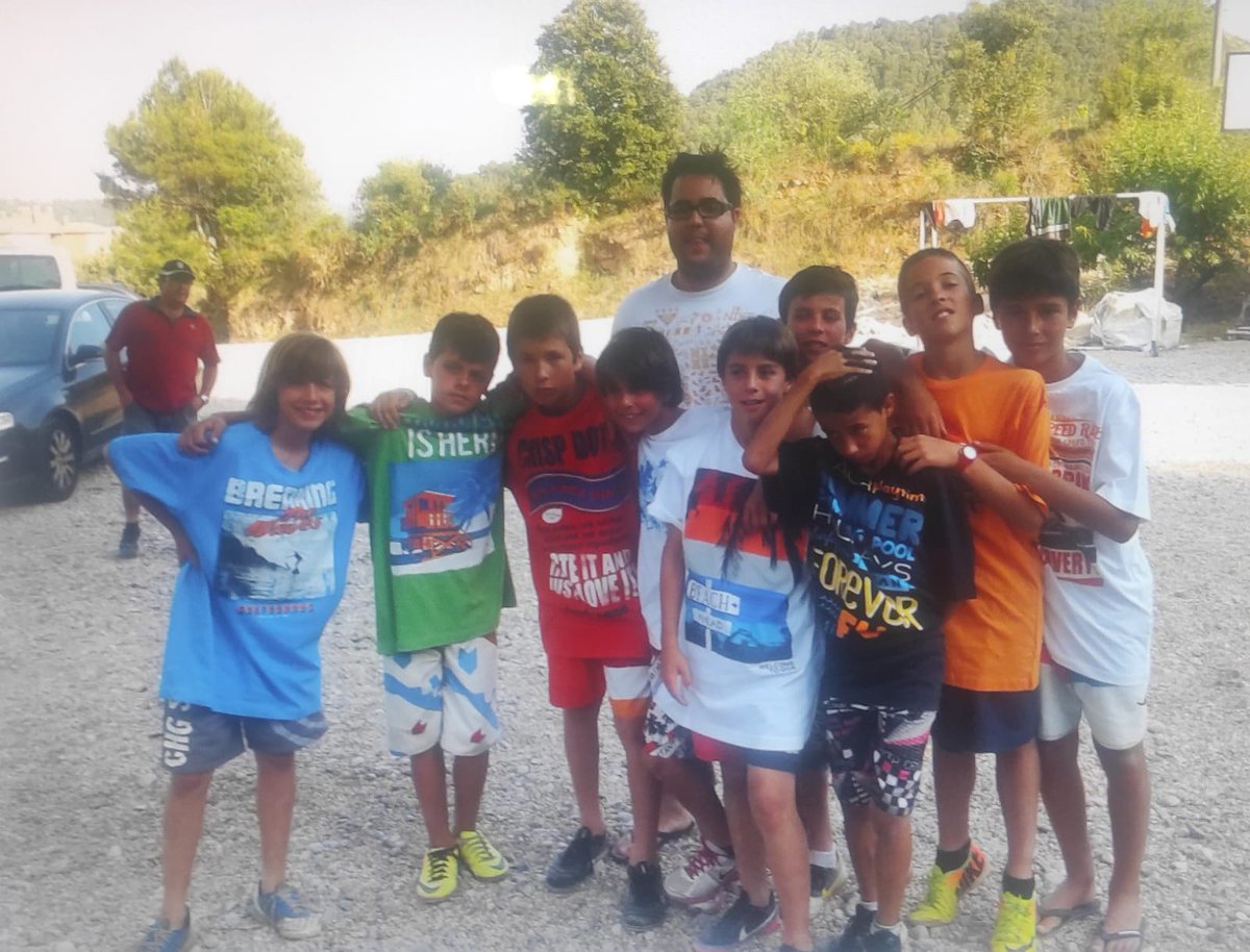 jordi_lopez85's tweet photo. El futbol da estas casualidades, alegrías. Pasan los años y te reencuentras con pequeños jugadores que tuviste y ahora son hombres, que siguen su camino y pegados al balón. Increíble esta imagen. #AleviC @nasticmanresa #generacio2001 https://t.co/JFfCiaPkCy
