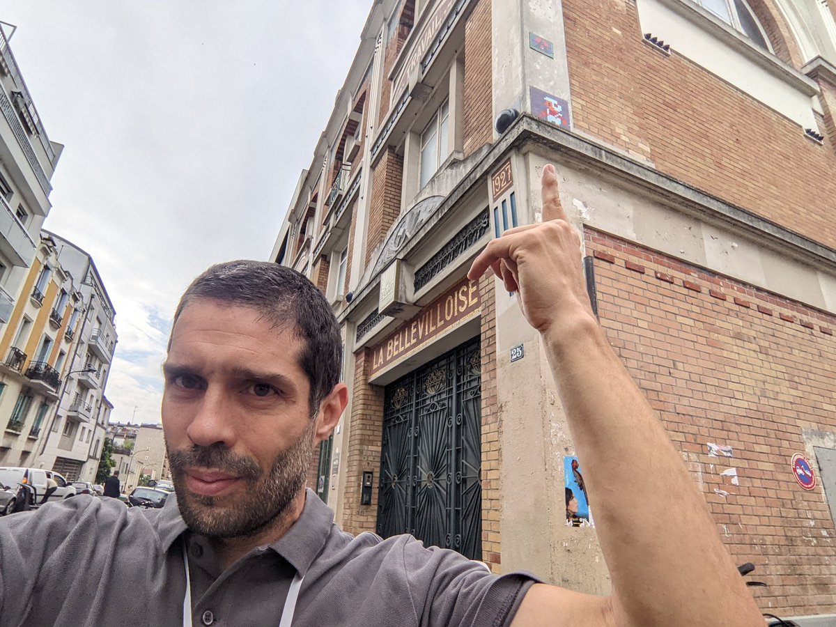 Aujourd'hui je suis là (la Bellevilloise) pour vous parler de ça (un Space Invader) au @ServerlessParis . Avec une petite dédicace aux chasseurs de @YesWeScale