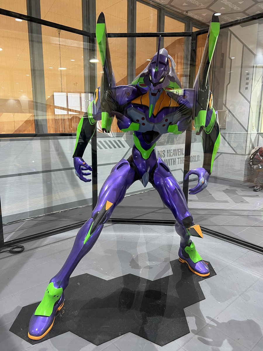 箱根の桃源台でエヴァンゲリオン発見！なぜ？と思ったら、箱根は“第3新東京市”として「エヴァンゲリオン」の舞台となった、ゆかりの地だからですね。すっかり忘れていました。エヴァの美しい立ち姿は、もはや芸術という感じがします。日本を代表する名作に、日本を代表する浅岡肇先生の時計を添えて。