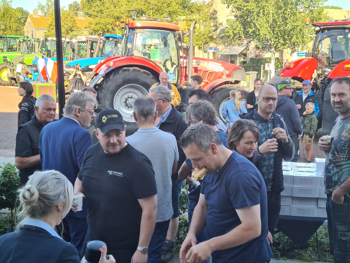 peterdrenth68's tweet image. Ontbijt met onze Gelderse boeren in @gem_Oldebroek Goede reis naar #stroe. We werken in Gelderland sámen aan gezonde natuur en vitaal landelijk gebied @NAJKtweets @LTONoord @provgelderland