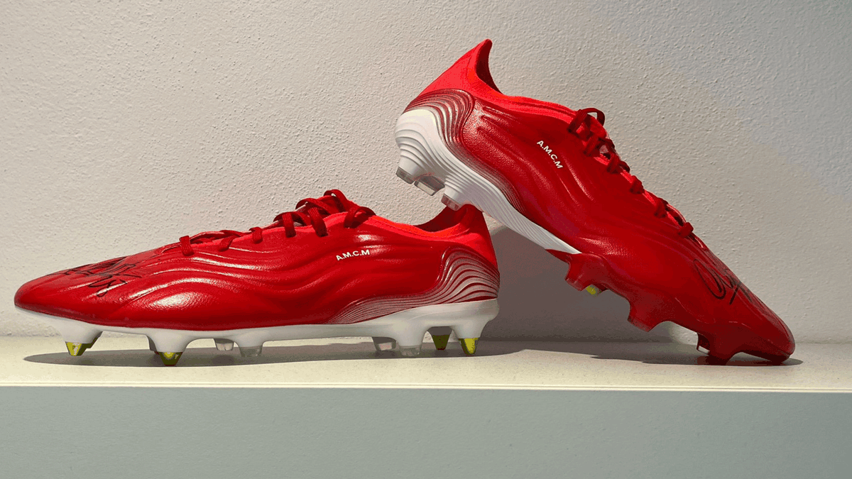 Lavalientesong's tweet photo. ⚽️Subasta solidaria de botas firmadas por @CesarAzpi 🥅

➡ El defensor del Chelsea Football Club nos ha enviado unas botas suyas de la marca Adidas para proceder a su subasta solidaria favor de los afectados por el volcán de Cumbre Vieja (La Palma)

https://t.co/vWJlGSHZ2y https://t.co/RZYukiQO8E