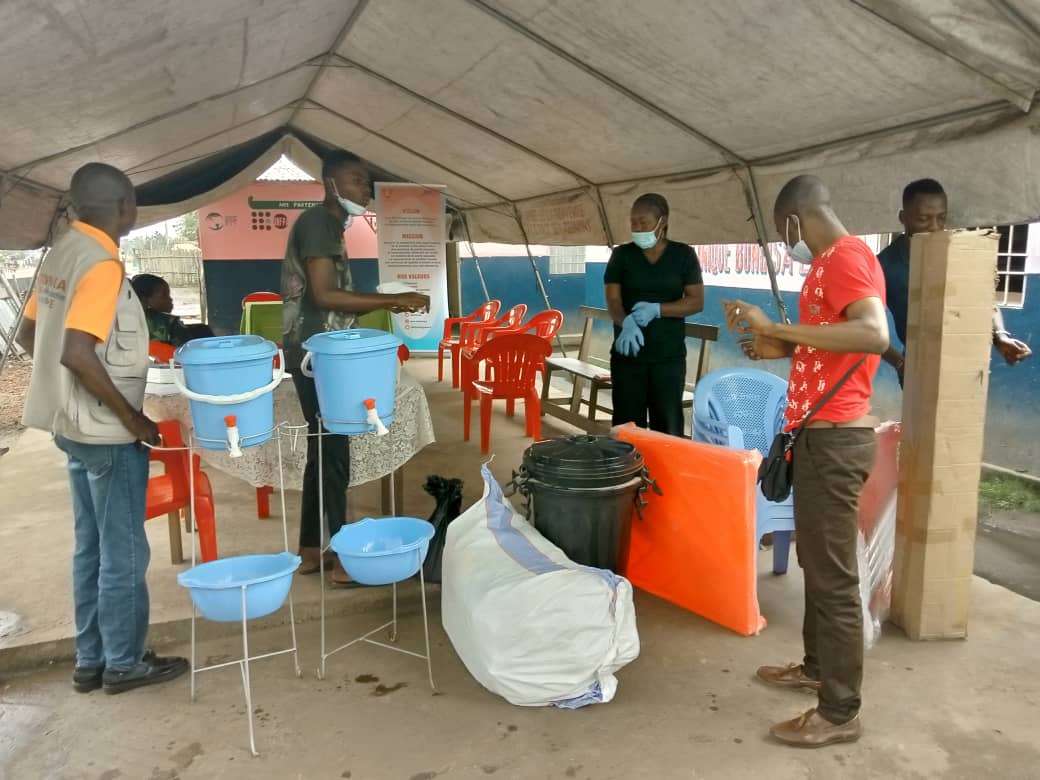 OsolongoLouis's tweet photo. STOP EBOLA : Dotation par l'OMS Rdc des matériels servant à ériger le site de Tri à l'entrée de la Clinique Bongisa Libota de Mbandaka afin de permettre à la communauté de continuer à bénéficier des services SSR 
ABEF-ND, IPPFAR, UNICEF, CANADA RDC, UNFPA,Min Santé ✍️🙏💪 https://t.co/W6ctypLrNU