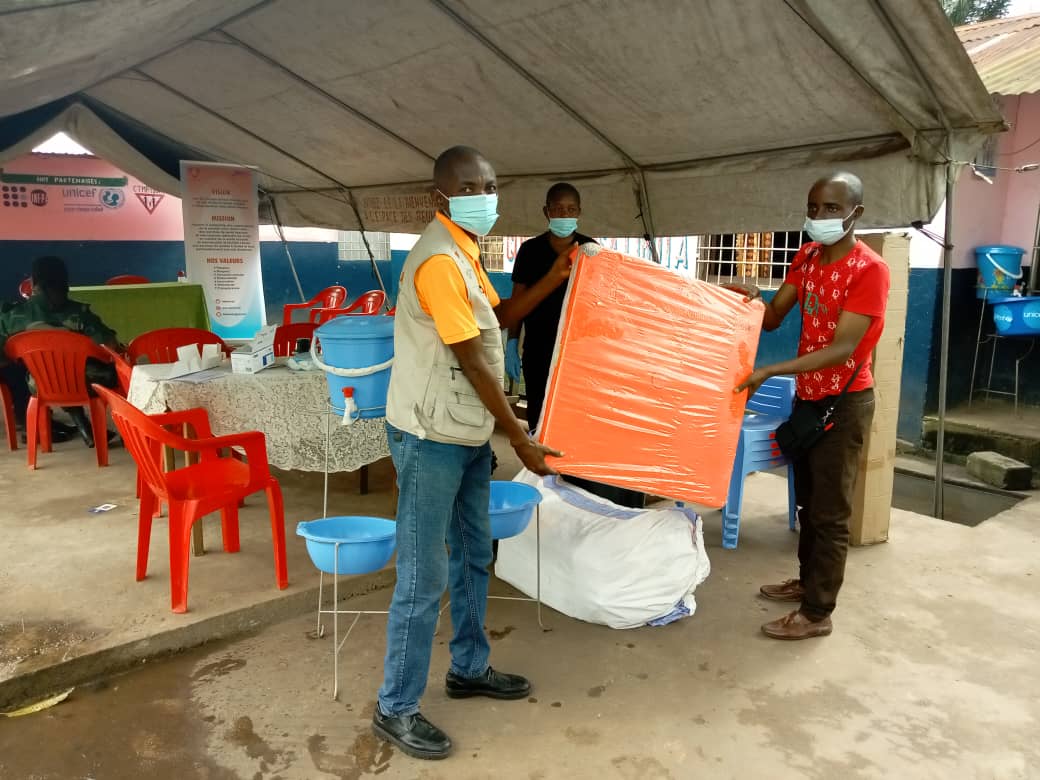 OsolongoLouis's tweet photo. STOP EBOLA : Dotation par l'OMS Rdc des matériels servant à ériger le site de Tri à l'entrée de la Clinique Bongisa Libota de Mbandaka afin de permettre à la communauté de continuer à bénéficier des services SSR 
ABEF-ND, IPPFAR, UNICEF, CANADA RDC, UNFPA,Min Santé ✍️🙏💪 https://t.co/W6ctypLrNU