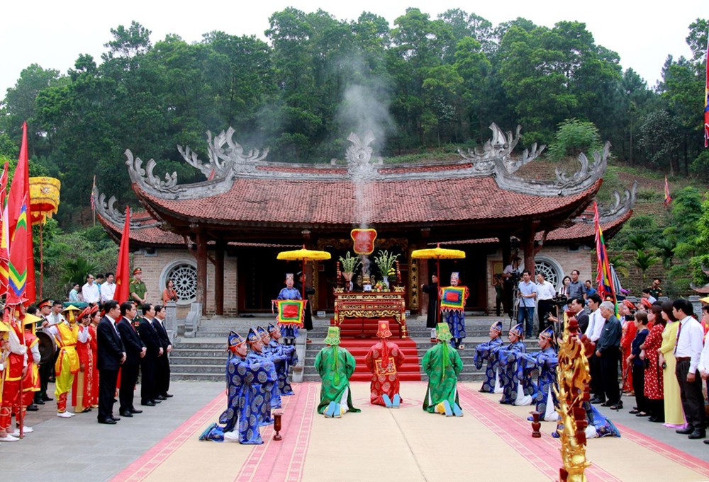 crystabaya's tweet photo. 👑 𝐇𝐮𝐧𝐠 𝐊𝐢𝐧𝐠𝐬 𝐰𝐨𝐫𝐬𝐡𝐢𝐩 has been a long-standing tradition happening annually including a lot of activities, such as the multitude of ceremonies and folk games waiting for you to explore.

#Crystabaya #HungKingsFestival #LeHoiDenHung #GioToHungVuong #travel #dulich https://t.co/aBz4w2cW84