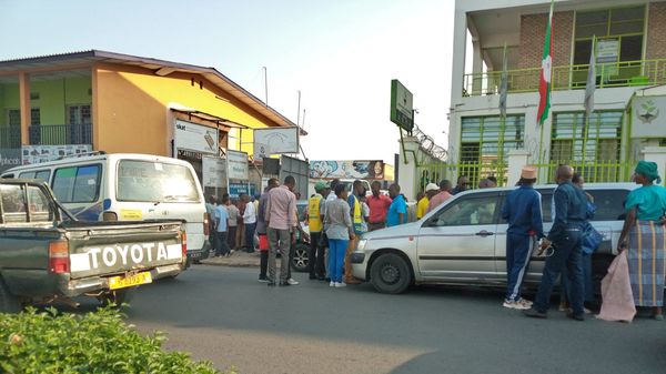 RT_Isanganiro's tweet photo. Un homme a été assassiné par un policier le matin de ce mercredi devant la microfinance "Hauge family" au Boulevard de l'Uprona en @MairieBuja. Selon les témoins, le policier a tiré sur lui parce qu'il était stationné devant cette microfinance. #Burundi #Abatwip https://t.co/rcLF6seT62