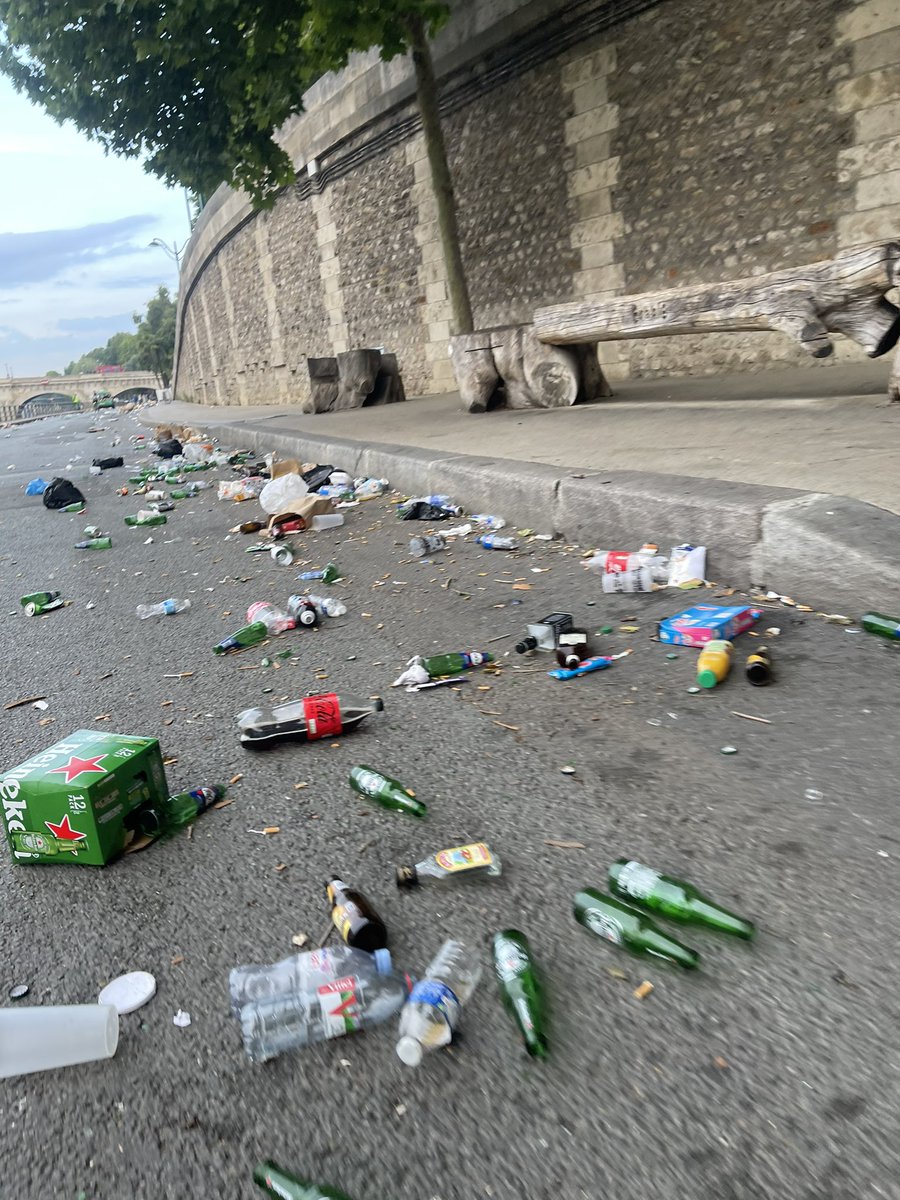 jubdrums's tweet photo. Les quais, ce matin, après la joyeuse fête de la musique. J’ai honte. @Paris 
Un immense merci aux agents de @Proprete2Paris - déjà sur les lieux depuis plusieurs heures pour masquer l’incivilité et l’irrespect. 
@ludovicf_off @ParisJeTaime @vivreparis @le_Parisien https://t.co/xfGFICPY4a