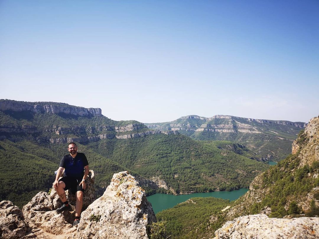 ¡A ras de cielo 🌤️! El Castillo de Chirel tiene estas vistas espectaculares. Foto de <a href="/mickymmm9944/">Miguel Molina Martínez</a>

#ViveCortesdePallás #TurismoInterior #TurismoRural #ValleAyoraCofrentes #Naturaleza