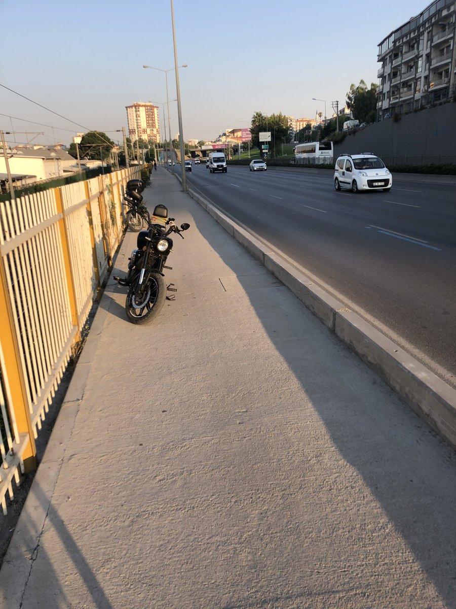 İBUS (@izmir_ulas) on Twitter photo Merhabalar bisiklet yolunda motorlu araçlar parketmeye başladı. Plaka kapama yöntemi bulmuşlar, kusurlarını çok iyi biliyorlar..! Gerekli işlemler yapılmalı. <a href="/izmirhim/">İzmir HİM</a> <a href="/izmirulasimdb/">İzBB Ulaşım Dairesi Başkanlığı</a> <a href="/TrafikEgm/">EGM Trafik</a> <a href="/tuncsoyer/">Tunç Soyer</a> <a href="/izmirbld/">İzmir Büyükşehir Belediyesi</a> Merhabalar bisiklet yolunda motorlu araçlar parketmeye başladı. Plaka kapama yöntemi bulmuşlar, kusurlarını çok iyi biliyorlar..! Gerekli işlemler yapılmalı. <a href="/izmirhim/">İzmir HİM</a> <a href="/izmirulasimdb/">İzBB Ulaşım Dairesi Başkanlığı</a> <a href="/TrafikEgm/">EGM Trafik</a> <a href="/tuncsoyer/">Tunç Soyer</a> <a href="/izmirbld/">İzmir Büyükşehir Belediyesi</a>