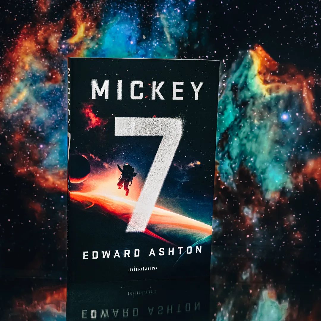 «Una maravilla moderna de la ciencia ficción que lleva al lector a disfrutar más allá del placer de la lectura.» @LilaPerfume en @anikalibros 🌌 #Reseña completa: ow.ly/JWV250JA186 #Mickey7 #CienciaFicción