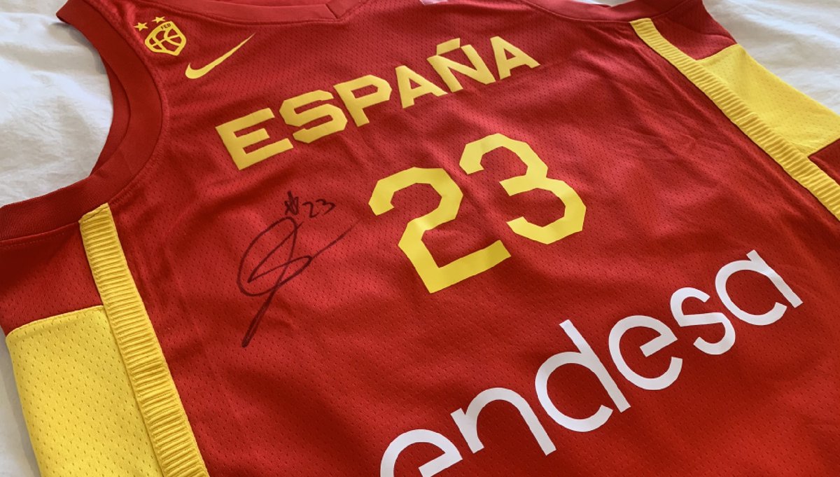 Lavalientesong's tweet photo. 🏀 Subasta solidaria de camiseta firmada por 
@23Llull⛹️

➡El icónico jugador nos ha enviado esta camiseta suya firmada para proceder a su subasta solidaria para ayudar a los afectados por la erupción del Volcán de Cumbre Vieja, en la isla👀

➡ https://t.co/Z1R2ivmhsz https://t.co/euJK9n56aX