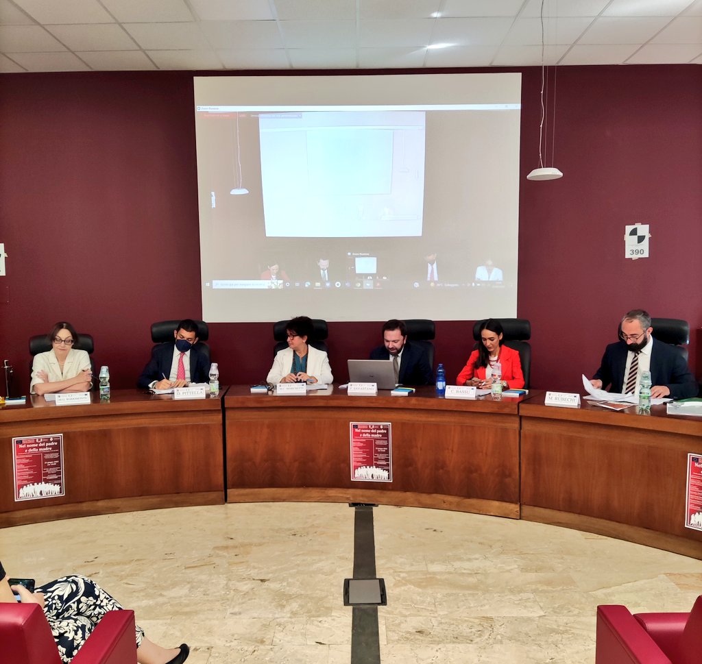 BoniniPa's tweet photo. Inaugurazione di modulo Jean Monnet del Dipartimento di @scpolitichesap, prof. Savastano introduce incontro sulla sentenza su cognome familiare! Tra altri, prof.ssa @Carlabassu autrice di monigrafia sul tema; avv. Pittella autore di questione di legittimità che provoca Cortecost! https://t.co/s98B6S4EGv