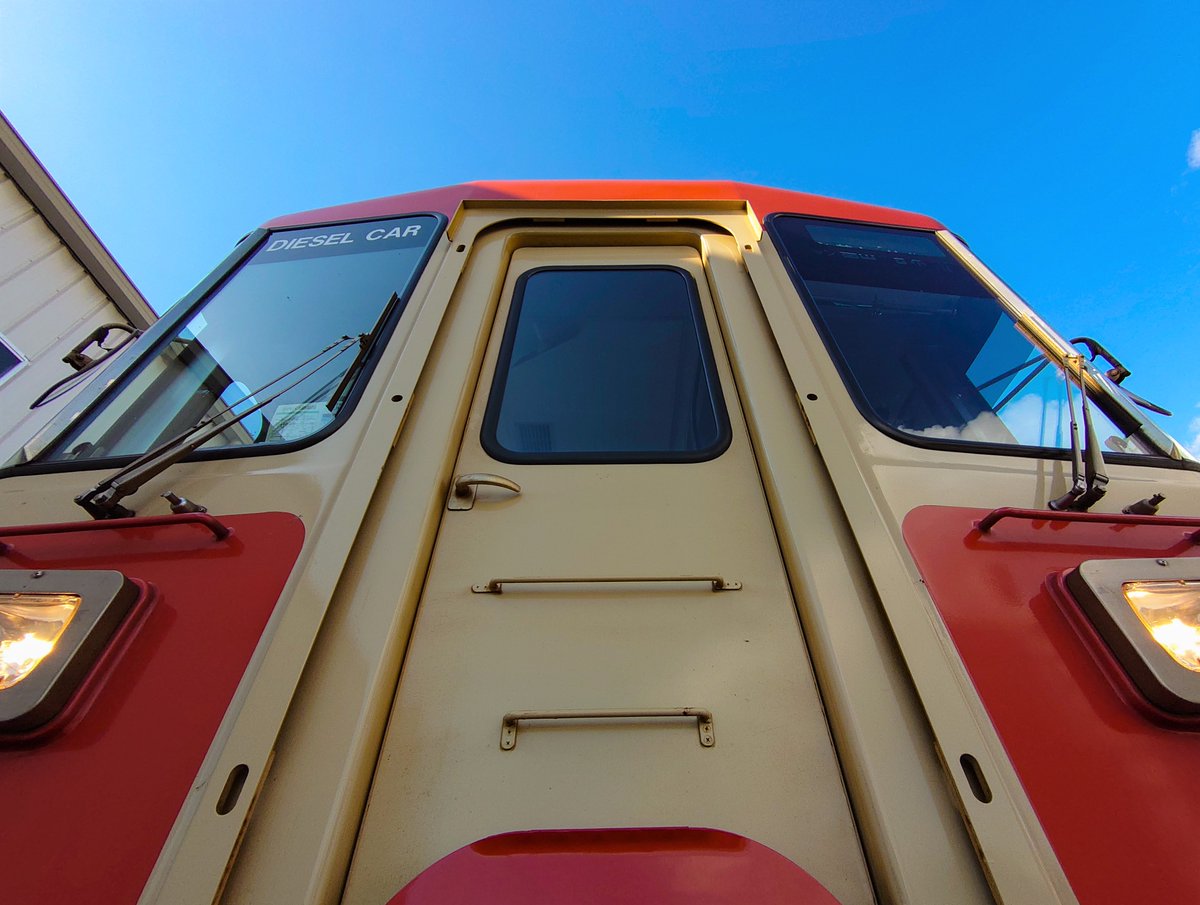 amagi_railway's tweet photo. こんにちは!甘木鉄道です!
この季節、蒸し暑い中の出区点検は、滝のように汗が出てきます💦
皆さんも熱中症には注意しましょう!
※出区点検・・・営業運転の前に運転士が行う車両点検のこと
#甘木鉄道 #AR303 https://t.co/p91atASFsq