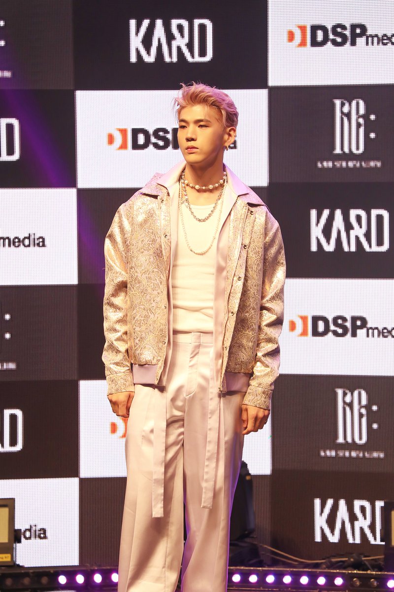 Kpop_Herald's tweet photo. Loving @KARD_Official's new music and style! Also, a belated welcome back to J. Seph! 😍 #KARD #RingTheAlarm https://t.co/D2yTXV5t1B