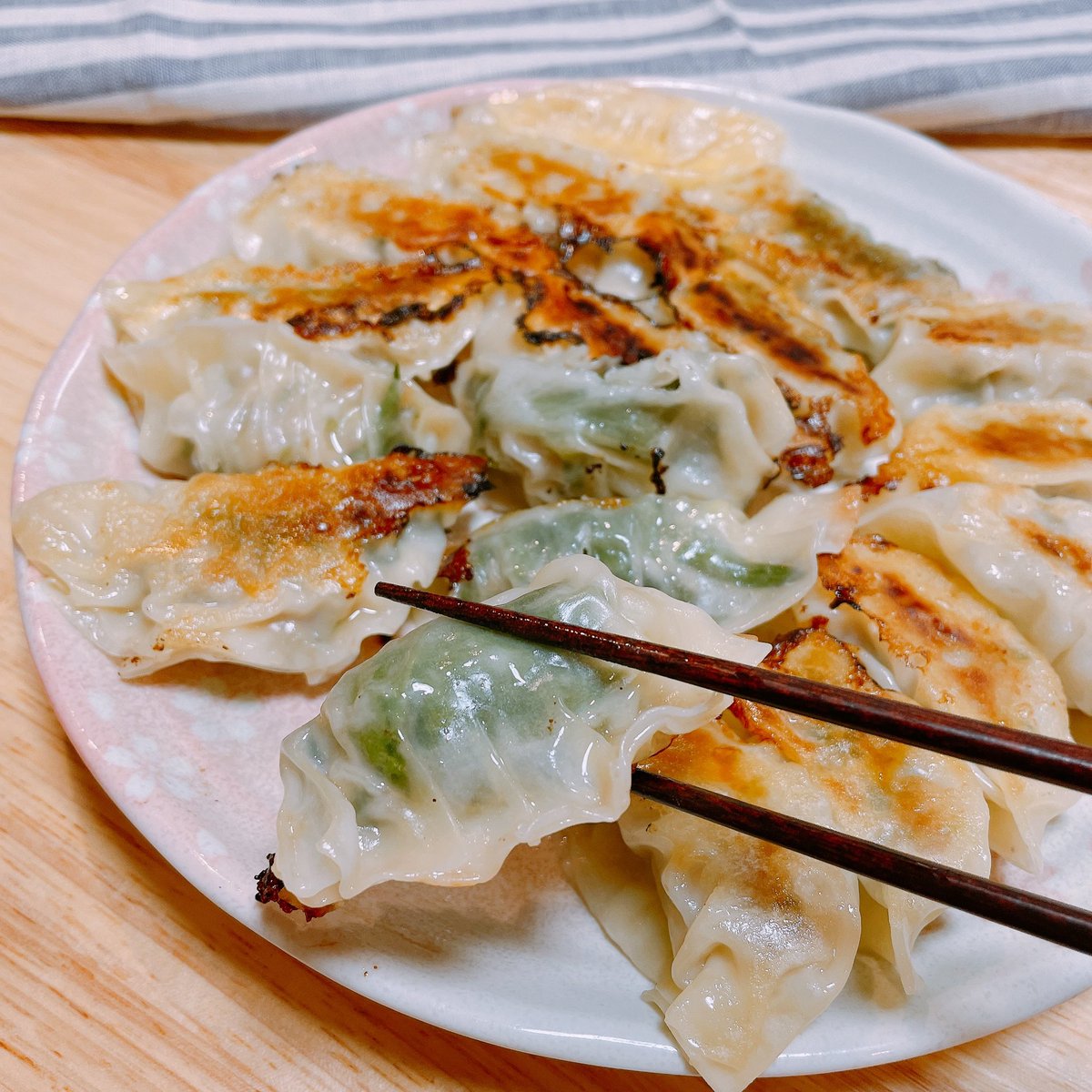 Ririmacooking's tweet photo. 本日は『大葉餃子🥟』
刻んだ大葉を餡に混ぜ、さらに
餡を大葉で包んだ、
爽やかなやみつき餃子です♪
https://t.co/JCV35VtXka https://t.co/GKNOyFLxaq
