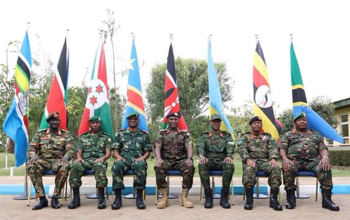 Belle photo des généraux étoilés, chacun devant le drapeau de son pays à Nairobi. Ils se conviennent des opérations militaires en RDC contre le M23 et autres. Le problème ici est que le  chef EM de la RDC se trouve au milieu d'ennemis, d'amis, de neutres ou d'indifférents.
