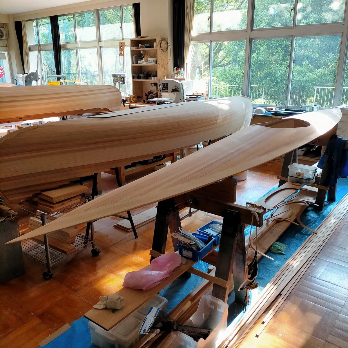 mountscape_'s tweet image. オーダー品のシーカヤック⛵️
外側のFRP加工を終えて、内部の製作中です。２枚目の写真はバルクヘッドという、船内を仕切る隔壁です。
今回はフィッシング仕様ということで、オーナーさんと打ち合わせをしながら製作を進めています。

#mountscape #カヌー #シーカヤック