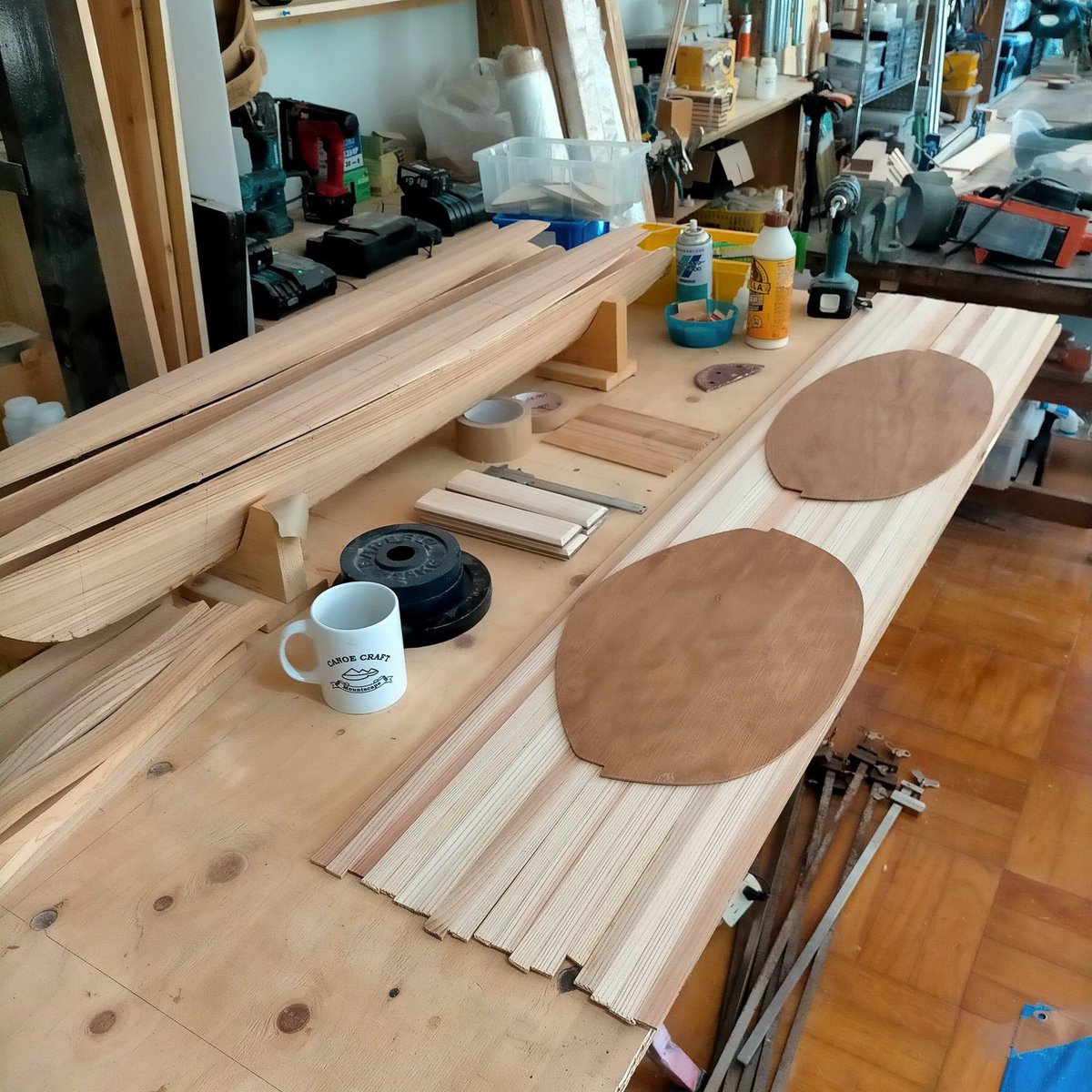 mountscape_'s tweet image. オーダー品のシーカヤック⛵️
外側のFRP加工を終えて、内部の製作中です。２枚目の写真はバルクヘッドという、船内を仕切る隔壁です。
今回はフィッシング仕様ということで、オーナーさんと打ち合わせをしながら製作を進めています。

#mountscape #カヌー #シーカヤック