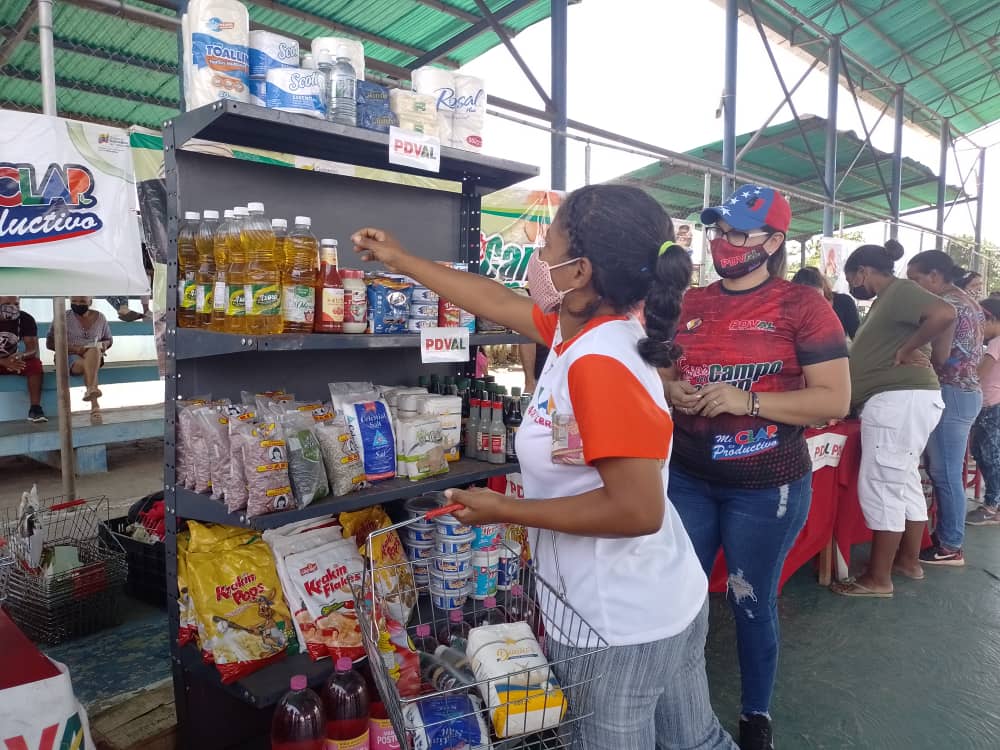 MinAlimenVen's tweet photo. #22Jun | Feria del Campo Soberano atendió a más de 300 familias del sector 4 de Febrero en #Maturín https://t.co/DgoQX5p00w https://t.co/b5pBXRqycW