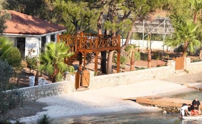 mahajansi's tweet photo. Şahan Gökbakar Marmaris’te ormanın içinde bir koyda sadece deniz aracıyla ulaşılan 1 villa yaptırdı, villanın sahili kaçak, oraya ruhsatı nasıl aldığıysa hala muamma

İnsanların ortak kullanımına açık bir sahile çöken bu şahsın dürüstlük dersi vermesi mide bulandırıcı

#marmaris https://t.co/lhJXPG6Bu2
