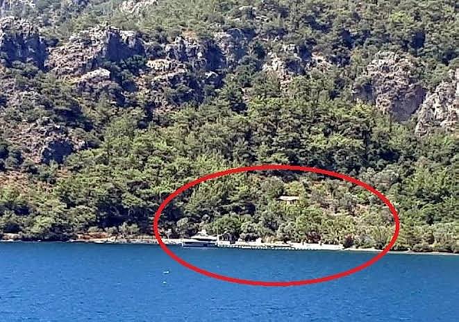 mahajansi's tweet photo. Şahan Gökbakar Marmaris’te ormanın içinde bir koyda sadece deniz aracıyla ulaşılan 1 villa yaptırdı, villanın sahili kaçak, oraya ruhsatı nasıl aldığıysa hala muamma

İnsanların ortak kullanımına açık bir sahile çöken bu şahsın dürüstlük dersi vermesi mide bulandırıcı

#marmaris https://t.co/lhJXPG6Bu2
