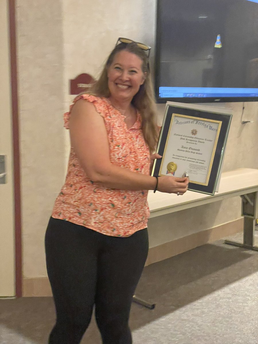 kalkoskeSHHS_AP's tweet photo. So proud of our VFW Voice of Democracy Scholarship winner, Lauren F.—pictured learning of the award at our Royal Gala Event and our very own Ms. Osmond and our DRA neighbor, Coach Stange receiving VFW Teachers of the Year! #knightsdoitright #VFWpost3699 #DSUSDpride @JanDiazDSUSD https://t.co/gUENXqxhco