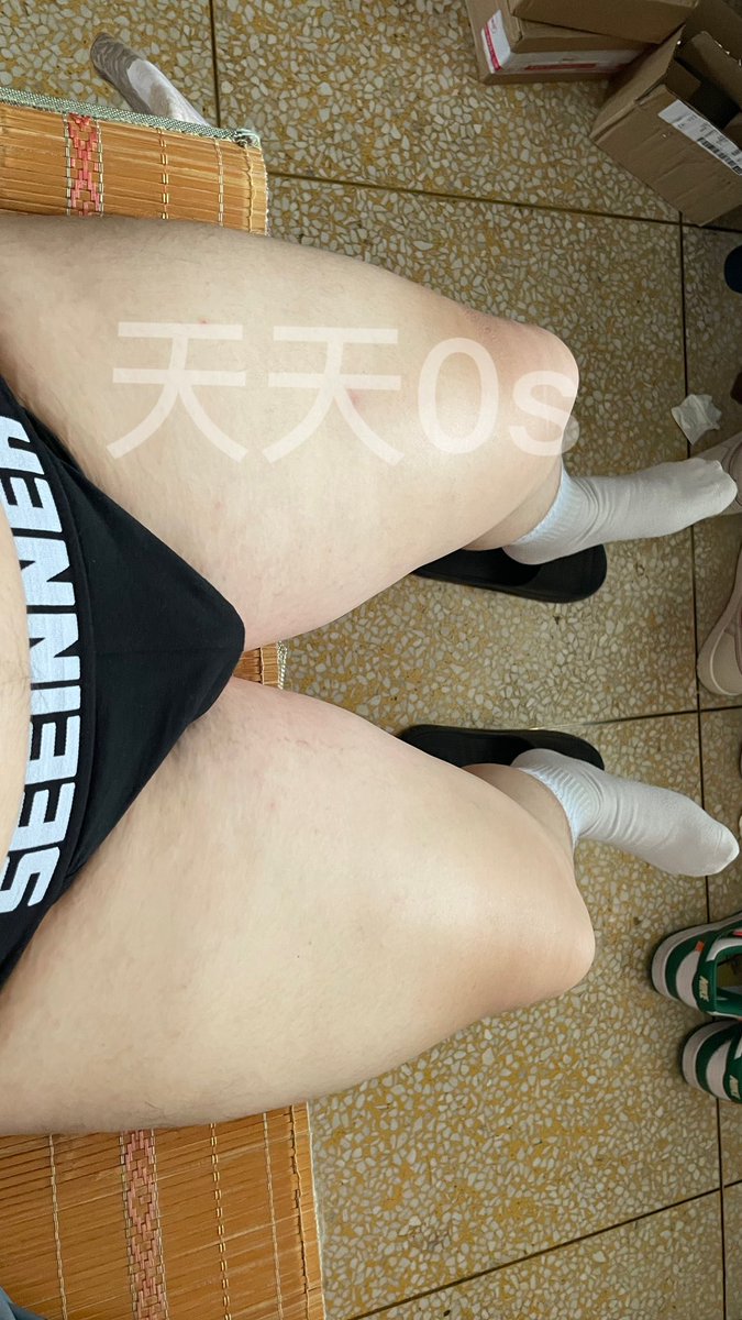 过来舔，穿着白袜踩着硬到流水大屌上