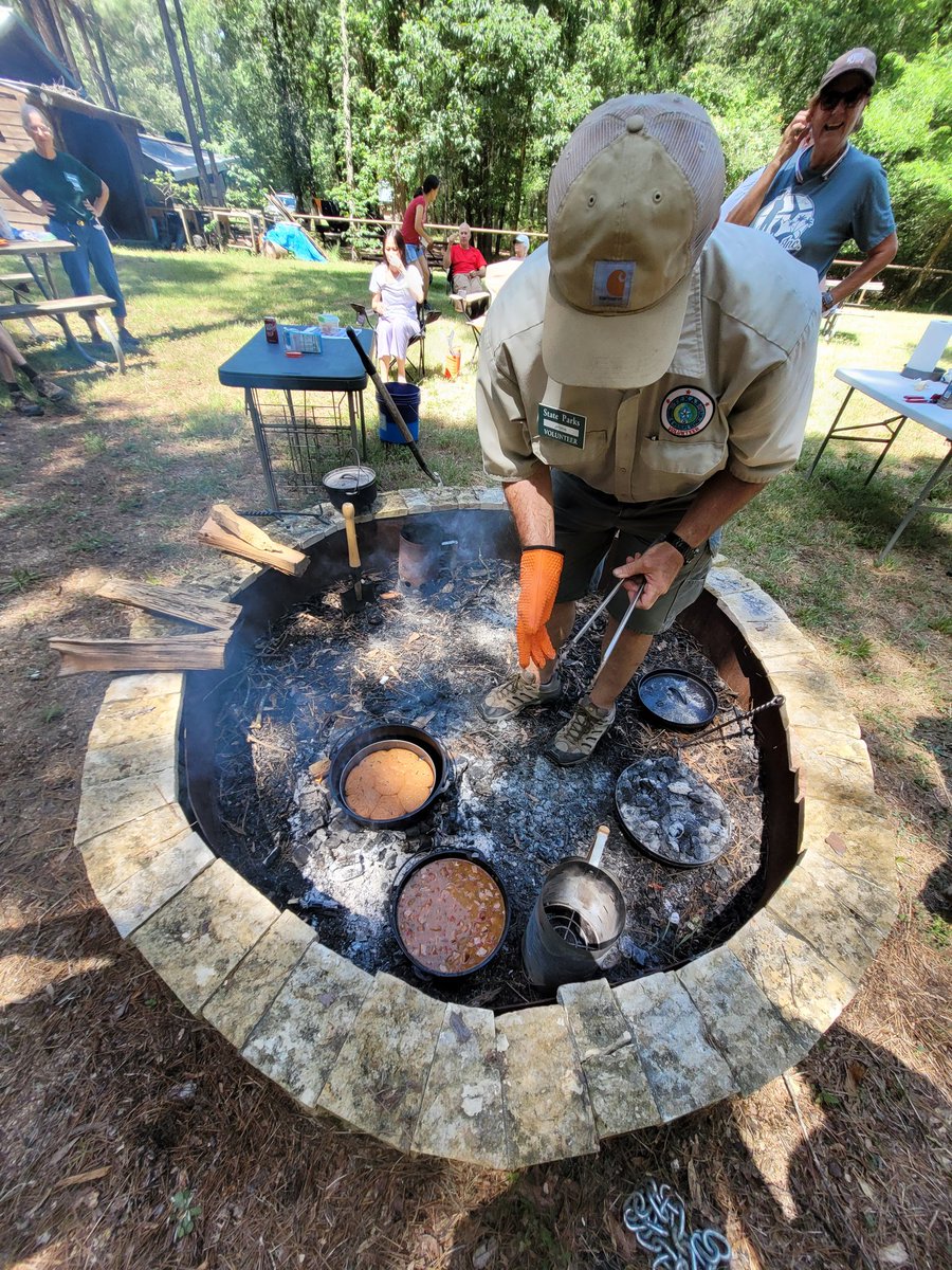 SarahsPointOfV1's tweet photo. Dutch oven cooking demonstration last Saturday. Cornbread, Charro Beans, and Chocolate Chip Cookies. https://t.co/HMrE6DoLSO