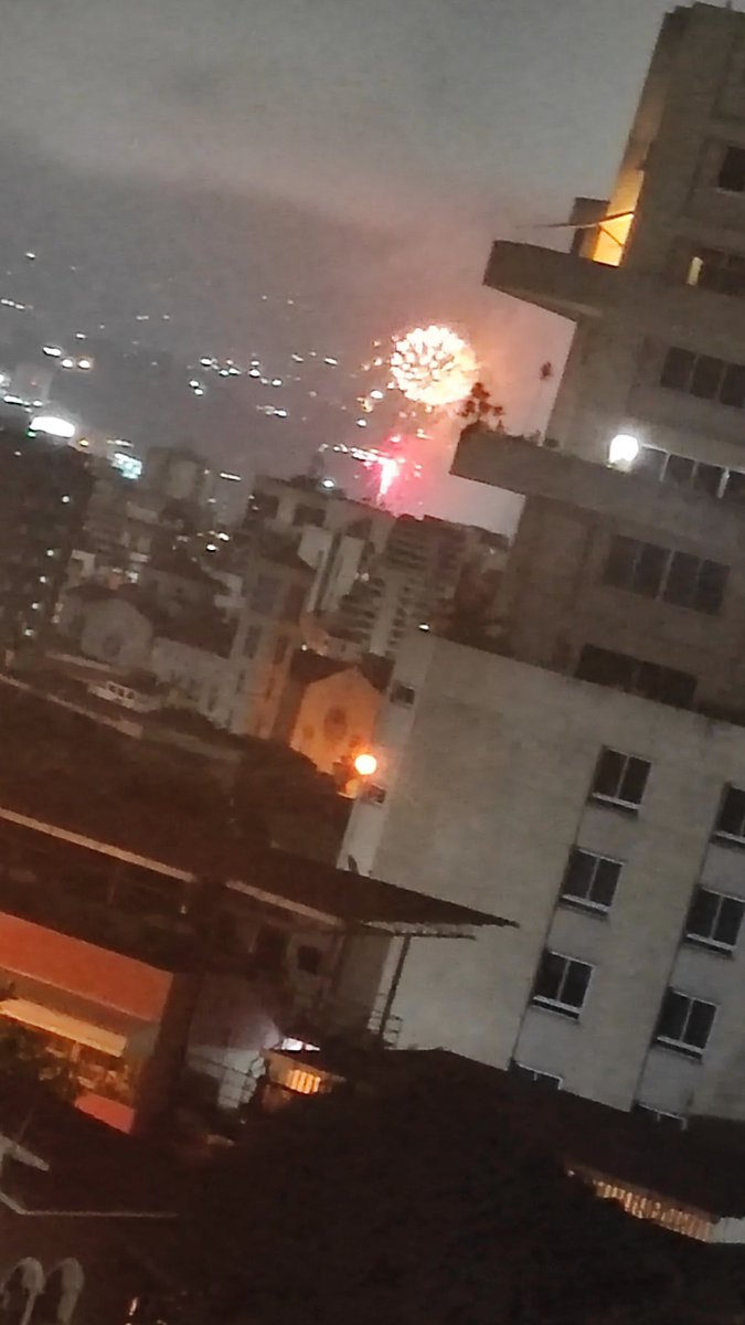 MerlyAndreQ's tweet photo. @LuisannaCv Si acabo de ver esta foto de las explosiones que sé escuchan, pero ha sido un show de fuegos artificiales demasiado largo, muy anormal la situación. https://t.co/migcuNS1D1