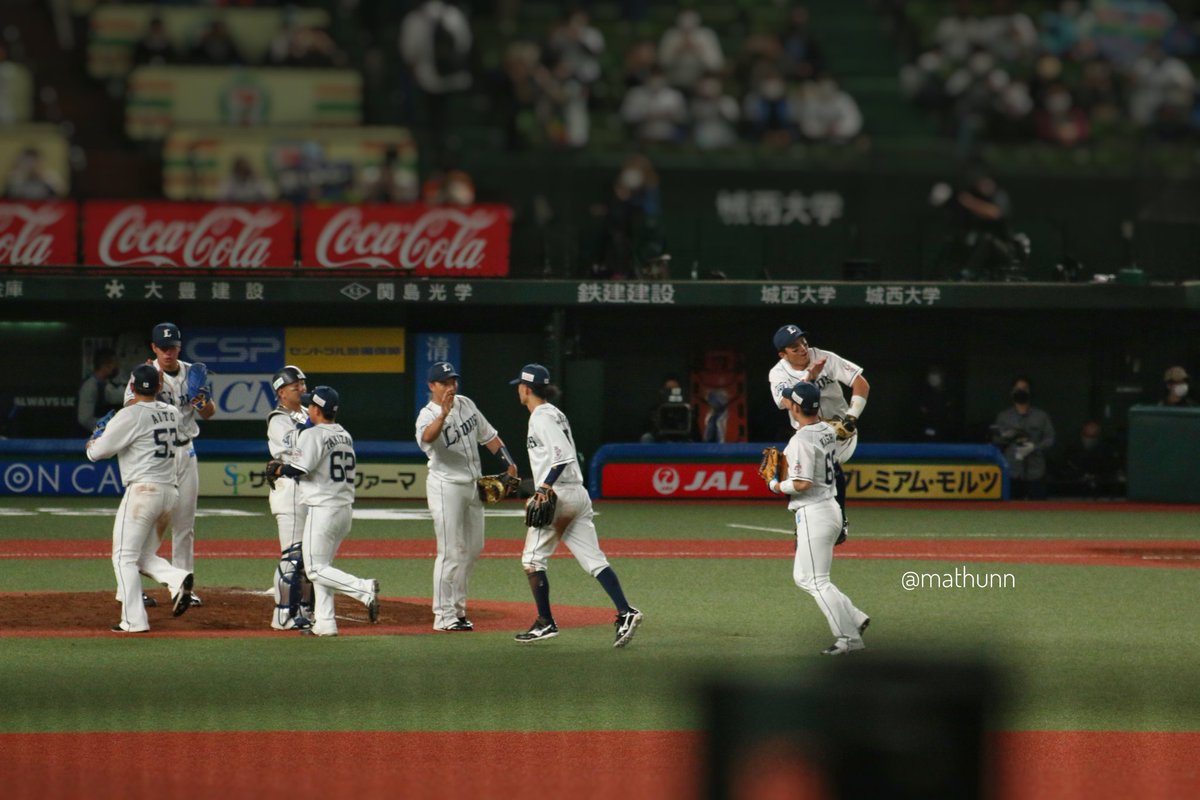 mathunnpicture's tweet photo. 交流戦・西武 vs 巨人の試合を観ました その10 (2022年6月7日撮影＠ベルーナドーム) 
試合は西武 9-4 巨人でした。
試合終了の西武の選手たち。
山田遥楓選手の跳躍力が凄い https://t.co/0cxm284rLS