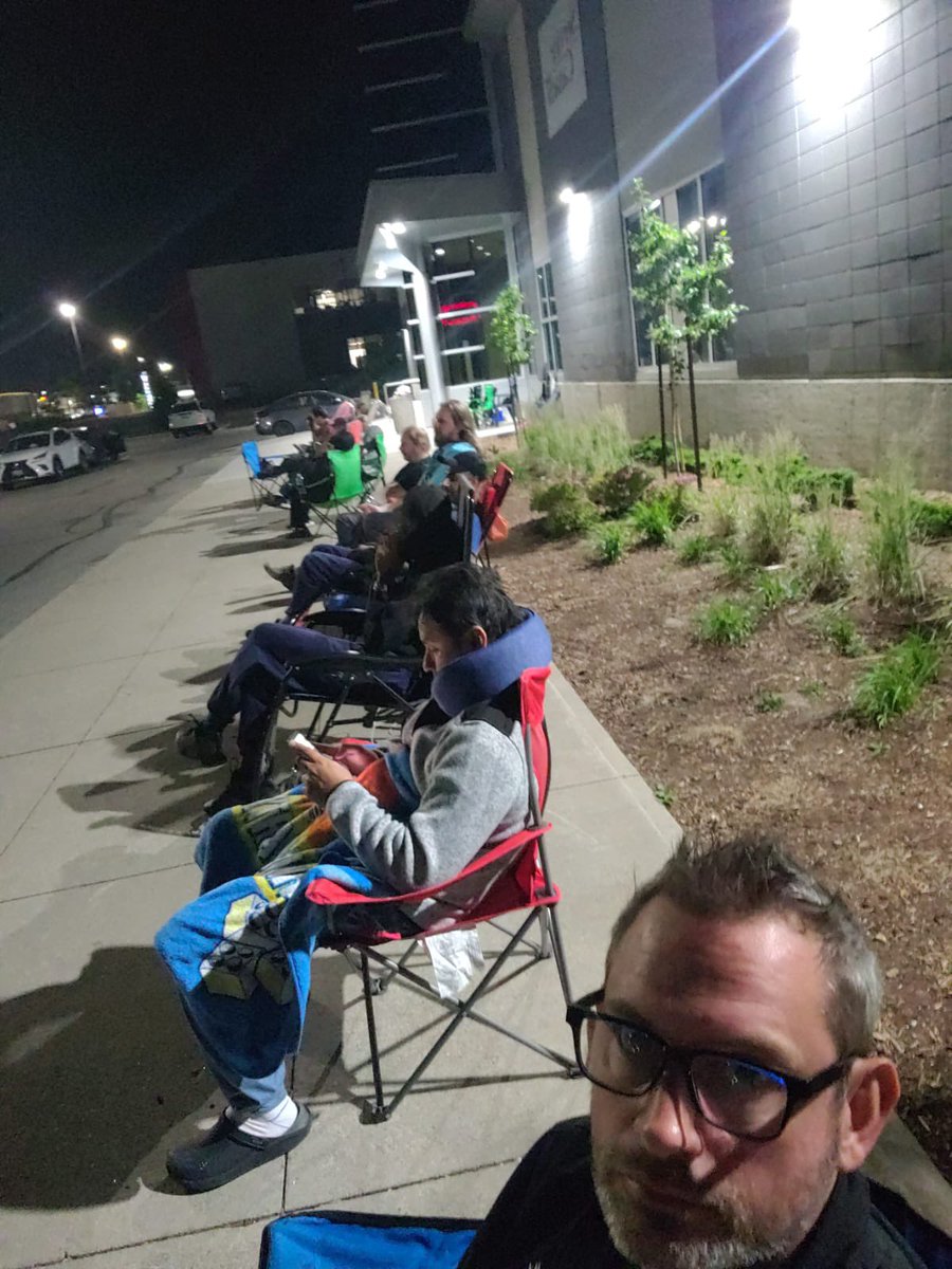 catebanfield's tweet photo. @PassportCan … 12:31 am and already 15 people ahead of us in line to get into the Upper James St passport office tmrw at 8:30am. This is crazy 😢 https://t.co/xfaU2p7Ndk