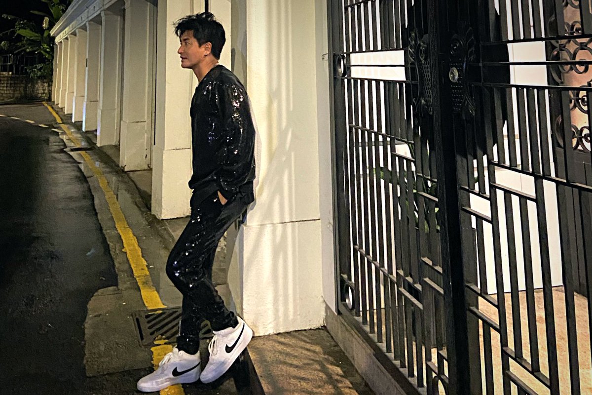 ChefBernnie's tweet photo. 如果 Marvel 宇宙有個珠��人應該都係咁上下！🤣
#珠片人 #閃中閃 #邊個話夜晚著黑衫黑褲危險 #一閃一閃亮星星 #當你見到天上星星記得想起我 #sequins #fullsequinsgear #shinnie #周文淇 #chefbernnie https://t.co/d8AHRLODYR