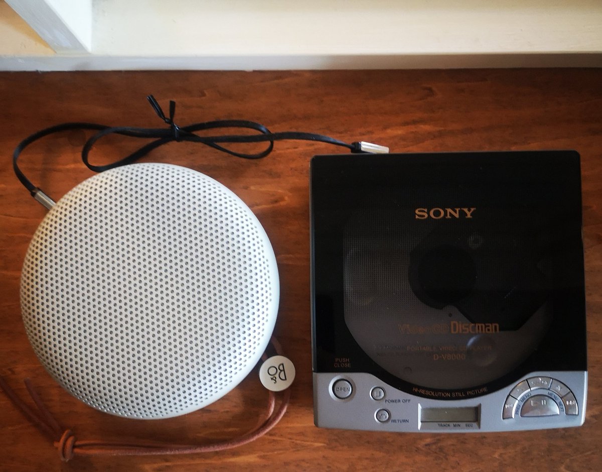Lid_replica's tweet photo. いつ頃の物か分からないけどデザインが気に入ってアンティークショップで買ったDiskman 。B&Oのスピーカーに繋げたら今の気分に合ってる。
これで山下達郎の新しいアルバム聴きたいな🎧
#diskman
#sony
#bangandolufsen https://t.co/GXQr5qX83n
