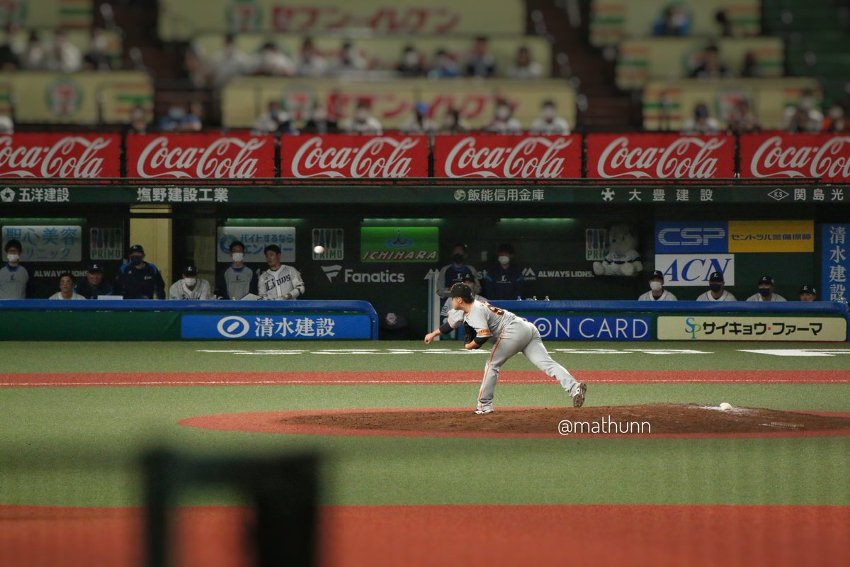mathunn's tweet photo. 写真垢に載せてない写真ちょっとだけ。
交流戦・西武 vs 巨人の試合を観ました その12 (2022年6月7日撮影＠ベルーナドーム) 
巨人 戸田懐生投手とベンチ内の西武 岸潤一郎選手。 https://t.co/nTVeCttyu7