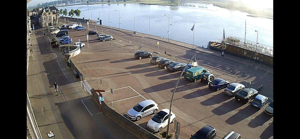 Goedemorgen! Mooie lange schaduwen vanochtend te zien op de van Heutsplein webcam voor de <a href="/destadskazerne/">De Stadskazerne</a>. Kijk LIVE mee op rtvijsselmond.nl