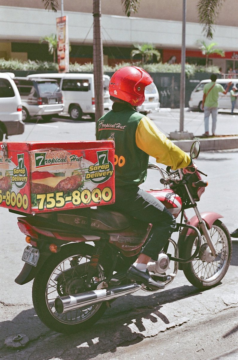ralphmendo's tweet photo. Tropical Hut delivery guy
Cubao, 2015 https://t.co/5ATJqBFnvD